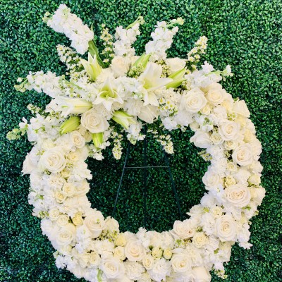 24 in White Standing Wreath