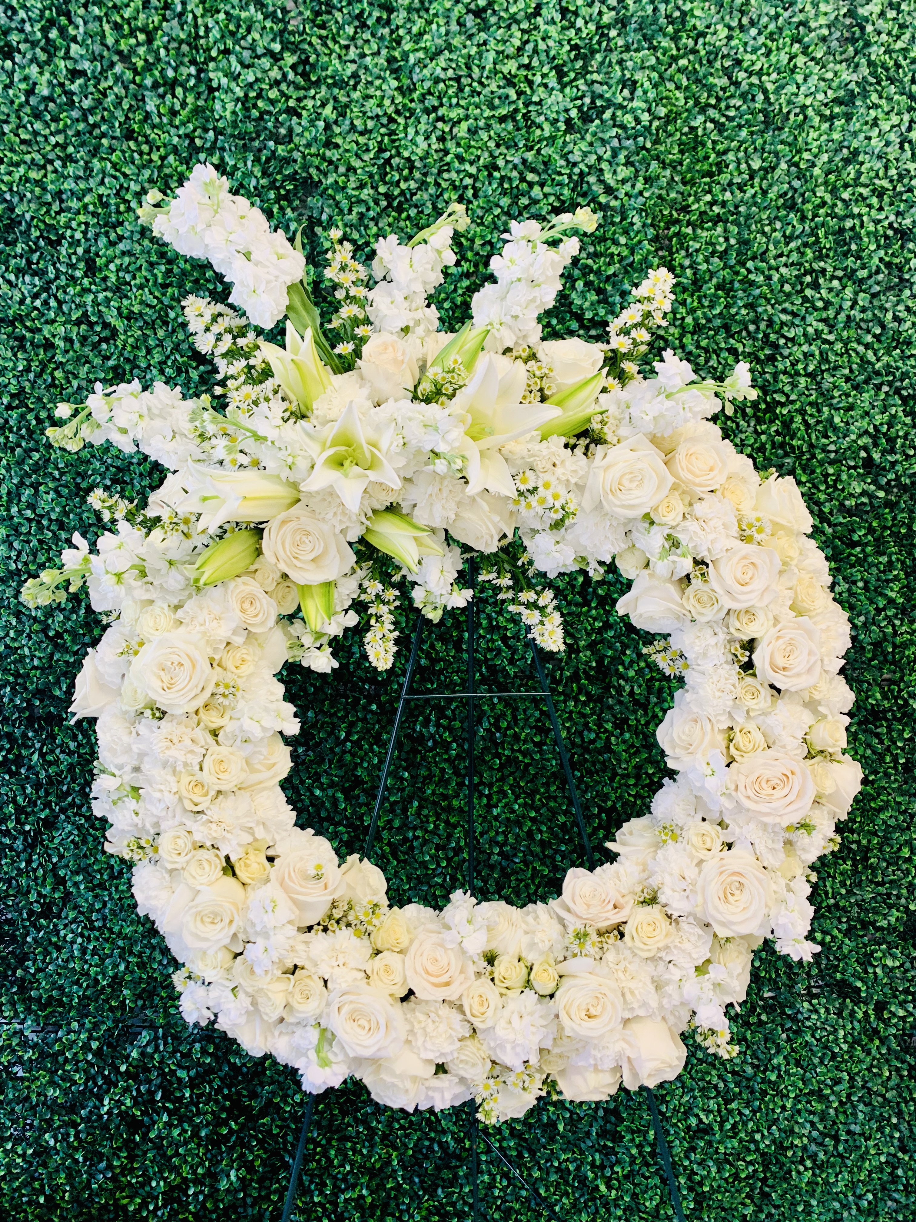 24 in White Standing Wreath